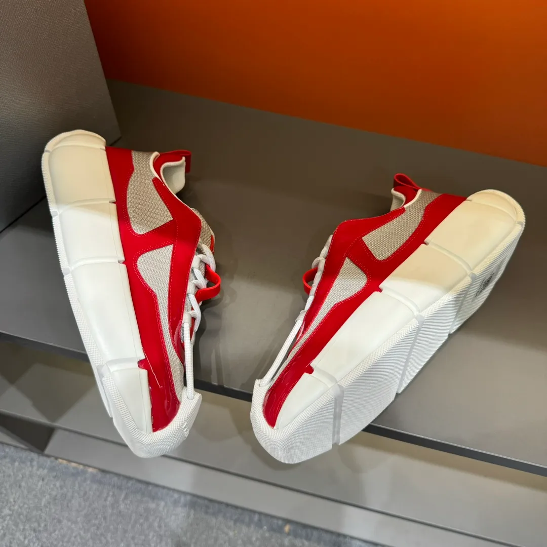 P460 PRADA/Prada men's lace-up leather casual sports shoes, the upper is made of cowhide leather and breathable mesh. It is soft, comfortable and breathable. The tongue is decorated with the PRADA brand letter logo. The thick rubber sole echoes the red label tongue. The style is fashionable and elegant. The details are carefully crafted. A casual sports shoe with a super western style and excellent breathability! Code number 38-45 (45 customized)